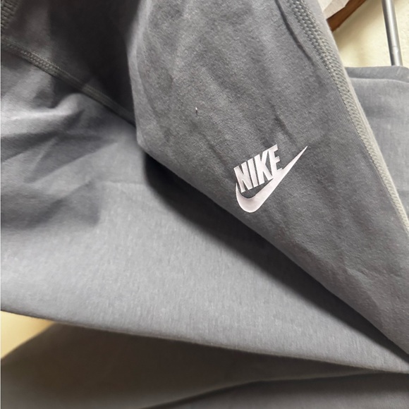 Nike Kids Purple Star Pattern Top with gray leggings to match - Picture 8 of 8